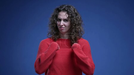 Foto de Mujer desconcertada reaccionando a la acusación con sorpresa, señalándose a sí misma rechazando la recriminación - agitando el dedo "no yo" en el lenguaje corporal - Imagen libre de derechos