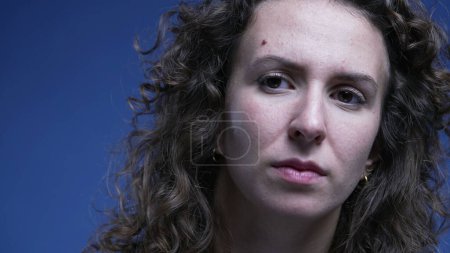 Téléchargez les photos : Femme dans le doute écoutant un gros plan avec l'expression du point d'interrogation levant le sourcil se sentant confus - en image libre de droit