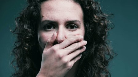 Téléchargez les photos : Femme effrayée couvrant la bouche dans le choc, réaction stressée - en image libre de droit