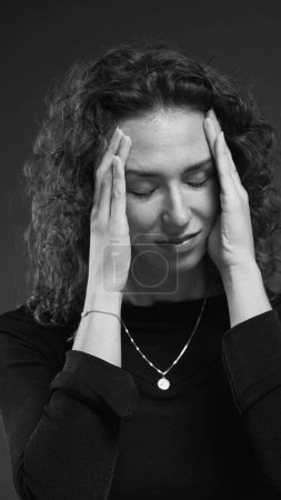 Foto de Mujer desesperada cubriendo la cara, expresión de arrepentimiento en blanco y negro monocromático dramático - Imagen libre de derechos