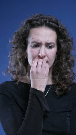 Téléchargez les photos : Femme anxieuse mordant des ongles se sentant appréhendée par l'avenir, luttes avec compulsion obsessionnelle - en image libre de droit