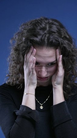 Foto de Mujer frustrada cubriendo la cara de vergüenza sintiendo pesar y desesperación - Imagen libre de derechos