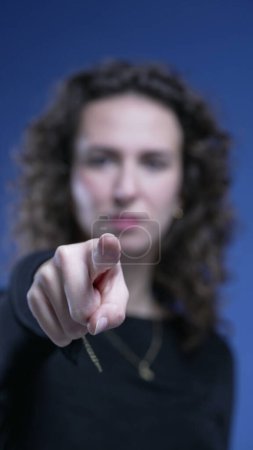 Foto de Mujer acusando al espectador apuntando con el dedo directamente a la cámara. Persona eligiéndote - Imagen libre de derechos