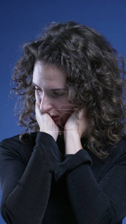 Foto de Mujer joven estresada lucha con el dolor de cuello frotando cuerpo sensación de ansiedad - Imagen libre de derechos