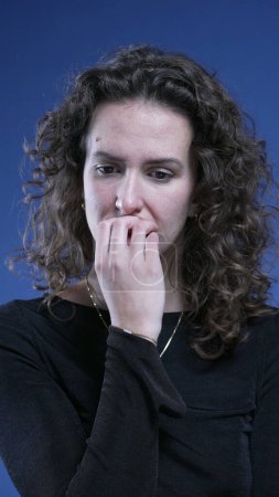 Téléchargez les photos : Femme anxieuse mordant des ongles se sentant appréhendée par l'avenir, luttes avec compulsion obsessionnelle - en image libre de droit