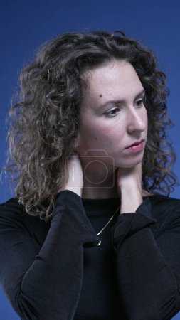 Téléchargez les photos : Stressé jeune femme lutte avec la douleur au cou frotter corps sentiment d'anxiété - en image libre de droit