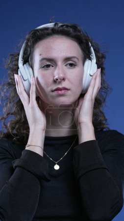Téléchargez les photos : Femme écoutant podcast, nouvelles, ou livre audio avec écouteurs prêter attention, portrait de visage en gros plan attentif - en image libre de droit