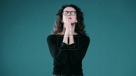 Téléchargez les photos : Femme fermant les yeux retenant son souffle tout en priant Dieu pour de l'aide dans les moments difficiles, la personne qui cherche de l'aide et l'intervention divine - en image libre de droit