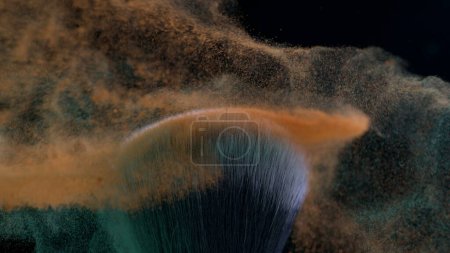 Foto de Macro primer plano del cepillo cosmético chocando en cámara súper lenta capturado con una cámara de alta velocidad a 1000 fps con polvo naranja y verde volando en el aire - Imagen libre de derechos