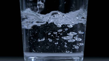 Téléchargez les photos : 1000 ips d'eau coulant dans le verre - Caméra à grande vitesse ultra-lent mouvement dans le liquide - en image libre de droit