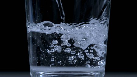 Foto de 1000 fps de agua vertiendo en el vidrio - Cámara de alta velocidad Ultra cámara lenta en líquido - Imagen libre de derechos
