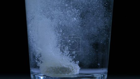Foto de Agua carbonatada con vitamina C Tablet - Medicina deportiva y bienestar en el fondo negro - Imagen libre de derechos