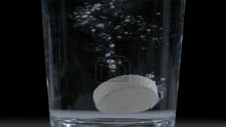 Foto de Tableta efervescente de vitamina C en agua carbonatada amarilla - Rutina saludable de la mañana - Imagen libre de derechos