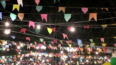 Foto de Decoraciones de fiesta, globos fiesta colorido carnaval celebración - Imagen libre de derechos