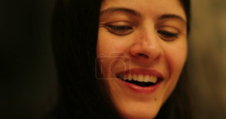 Téléchargez les photos : Femme agréable souriant, la vraie vie réaction authentique - en image libre de droit