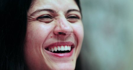 Téléchargez les photos : Femme spontanée vraie vie sourire et rire réaction - en image libre de droit