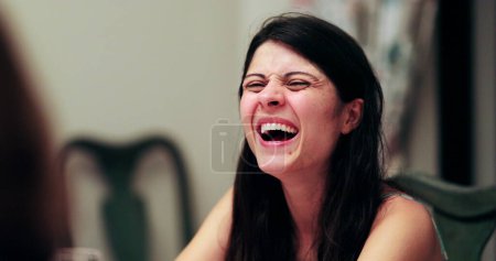 Téléchargez les photos : La vraie vie rire et sourire, femme réaction spontanée - en image libre de droit