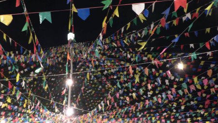 Téléchargez les photos : Décorations de festivités pour la fête traditionnelle junina - en image libre de droit