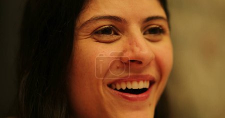 Téléchargez les photos : Femme agréable souriant, la vraie vie réaction authentique - en image libre de droit