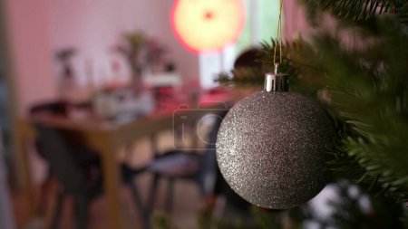 Foto de Primer plano de la ornamentación de la bola de Navidad en el árbol durante la decoración de la temporada de invierno, celebrando la tradición - Imagen libre de derechos