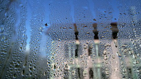Foto de Gotas en la ventana del hogar causadas por la condensación durante el clima frío, macro gran ángulo - Imagen libre de derechos