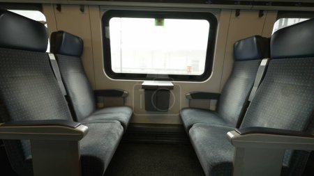 Foto de Asientos de tren vacíos en el transporte suizo europeo, sin pasajeros - Imagen libre de derechos