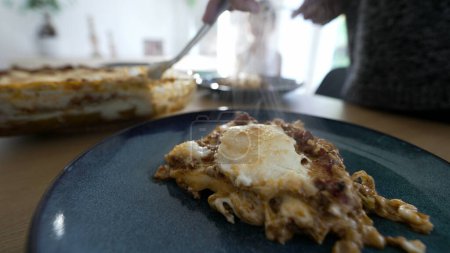 Foto de Primer plano de la comida de lasaña en el plato, que sirve plato italiano para el almuerzo familiar. alimentos culinarios de carbohidratos - Imagen libre de derechos