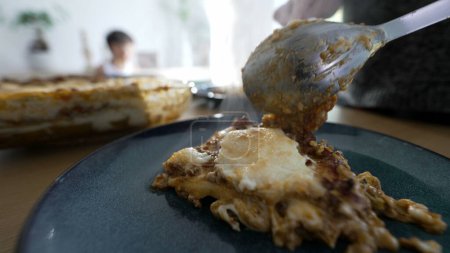 Foto de Primer plano de la comida de lasaña en el plato, que sirve plato italiano para el almuerzo familiar. alimentos culinarios de carbohidratos - Imagen libre de derechos