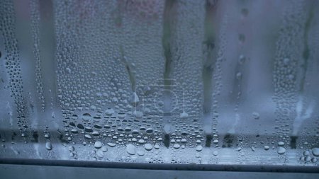 Téléchargez les photos : Gouttelettes sur vitre pendant la saison froide hivernale, effet condensation - en image libre de droit