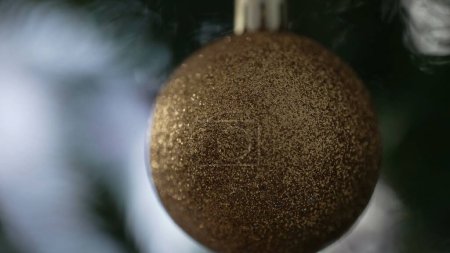 Foto de Captura de Macro lente de la decoración de la bola de Navidad en el árbol - Fiestas de diciembre - Imagen libre de derechos