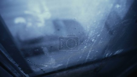 Téléchargez les photos : Winter Window Condensation on Moody Day, Depression Concept. Thème mélancolique de la personne POV coincé à la maison appartement regardant à l'extérieur - en image libre de droit