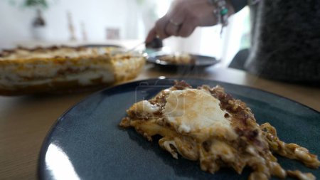 Téléchargez les photos : Gros plan de lasagne dans une assiette, servant un plat italien pour le déjeuner en famille. nourriture carb culinaire - en image libre de droit