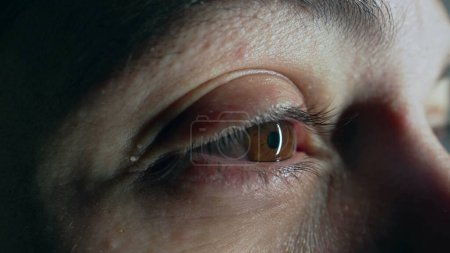 Foto de Extremo macro primer plano de persona ojo bola capturado en gran ángulo, retina mirando fijamente cámara - Imagen libre de derechos