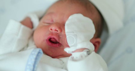 Foto de Baby newborn infant first day of life - Imagen libre de derechos