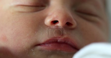 Téléchargez les photos : Newborn baby face closeup with eyes closed sleeping - en image libre de droit