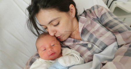 Foto de Baby newborn with mom layed in hospital bed - Imagen libre de derechos