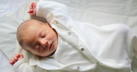 Téléchargez les photos : Newborn baby asleep during first day of life - en image libre de droit