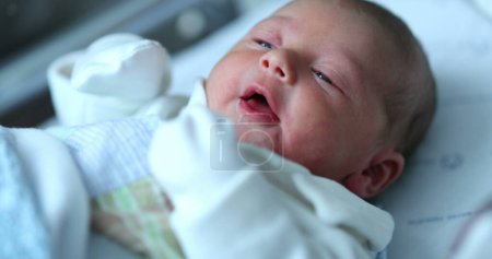 Téléchargez les photos : Newborn baby at hospital nursery after birth - en image libre de droit