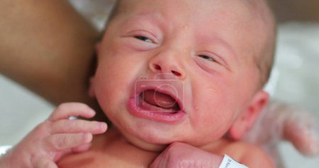 Foto de Newborn baby boy crying first day of life - Imagen libre de derechos