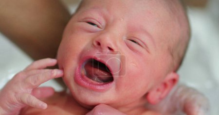 Foto de Newborn baby boy crying first day of life - Imagen libre de derechos