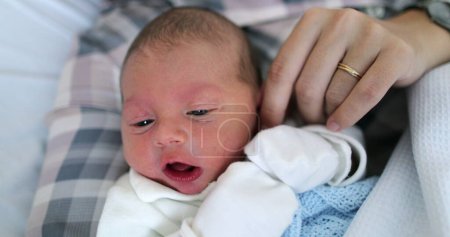 Téléchargez les photos : Newborn baby after birth in first day of life - en image libre de droit