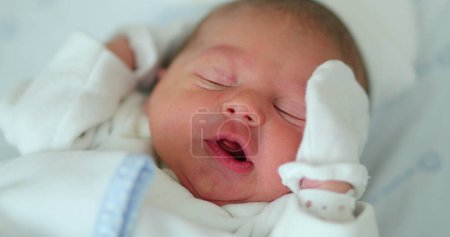 Foto de Baby newborn infant first day of life - Imagen libre de derechos
