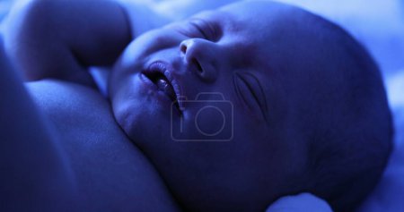Téléchargez les photos : Newborn baby boy under phototherapy lamp. getting treated for jaundice - en image libre de droit