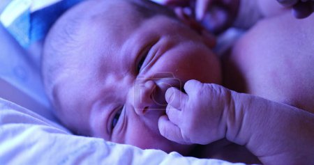 Téléchargez les photos : Newborn baby boy getting treated for jaundice under a phototherapy lamp - en image libre de droit