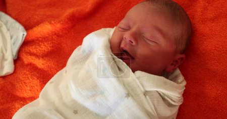 Foto de Newborn baby wrapped in blanket crying - Imagen libre de derechos