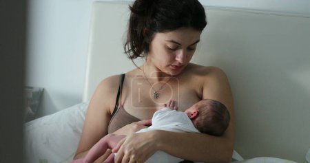 Foto de Mom breastfeeding infant newborn baby - Imagen libre de derechos