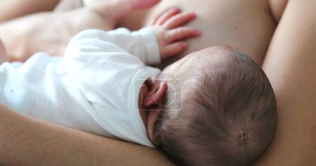 Foto de Mom breastfeeding infant newborn baby - Imagen libre de derechos