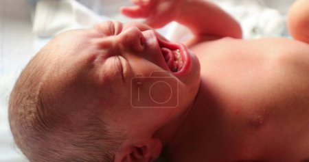 Foto de Newborn baby infant crying in first week of life - Imagen libre de derechos