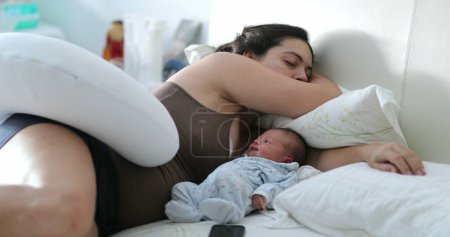Téléchargez les photos : Candid mother breasftfeeding newborn baby in the morning - en image libre de droit