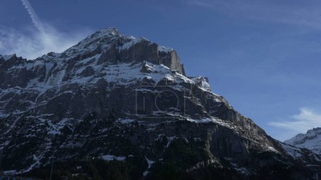 Téléchargez les photos : View of Swiss mountain peak with snow and sky - en image libre de droit